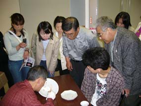 作品説明の最中に実演をする福島武山先生